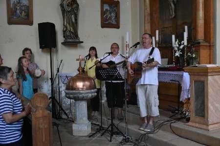 Gitáros előadás a templomban