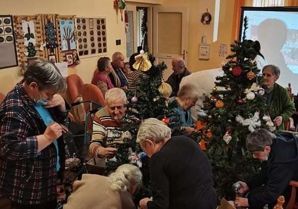 Karácsony Füzesgyarmaton, idősek beszélgetnek