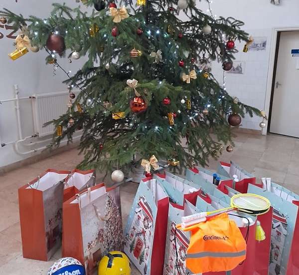 Karácsonyfa alatta az ajándékok