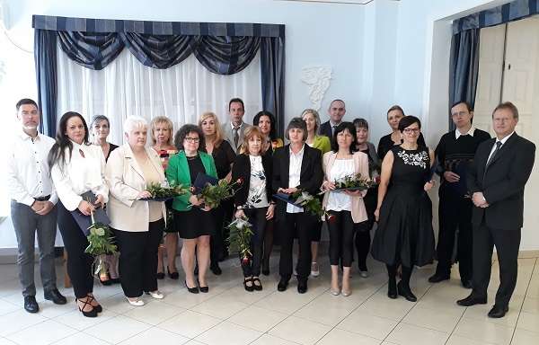 A Heves Megyei Kirendeltség elismerésben részesült kollégái virágokkal állnak