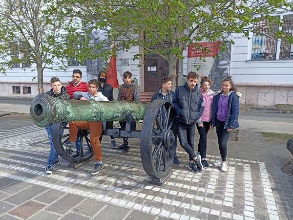 Gyerekek a Hadtörténeti Múzeum előtt