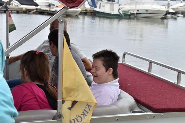 A gyerekek élvezik a hajózást