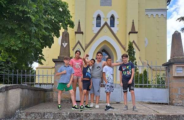 Fiúk csoportképe a cserépfalui református templom előtt