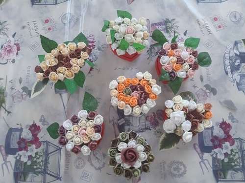 Virágos asztali díszek