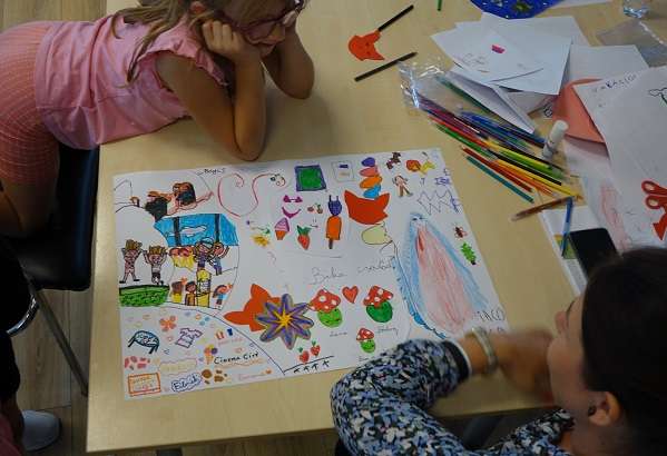 A táborban a gyerekek rajzon örökítik meg az egy hét élményeit