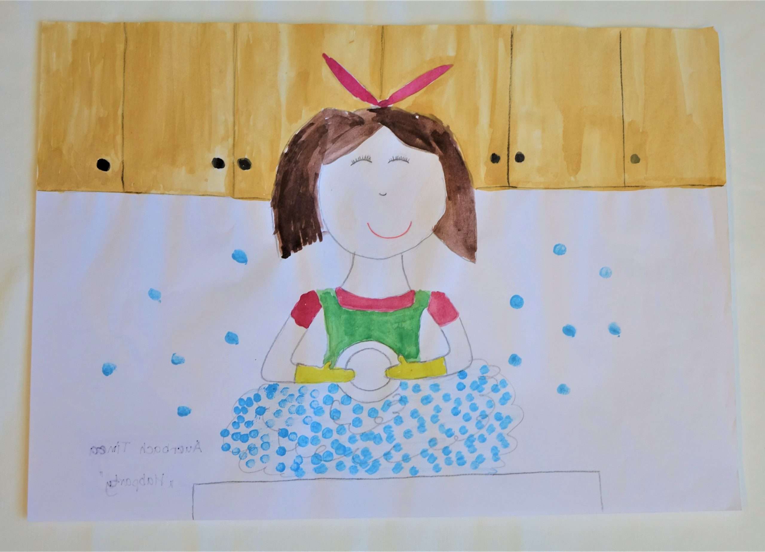 Vízfestékkel készített kép, amelyen egy barna hajú,  mosolygós lány mosogat. Egy tányért tart a kezében, a habos mosogatóvíz fölött, körülötte kék buborékok röpködnek.