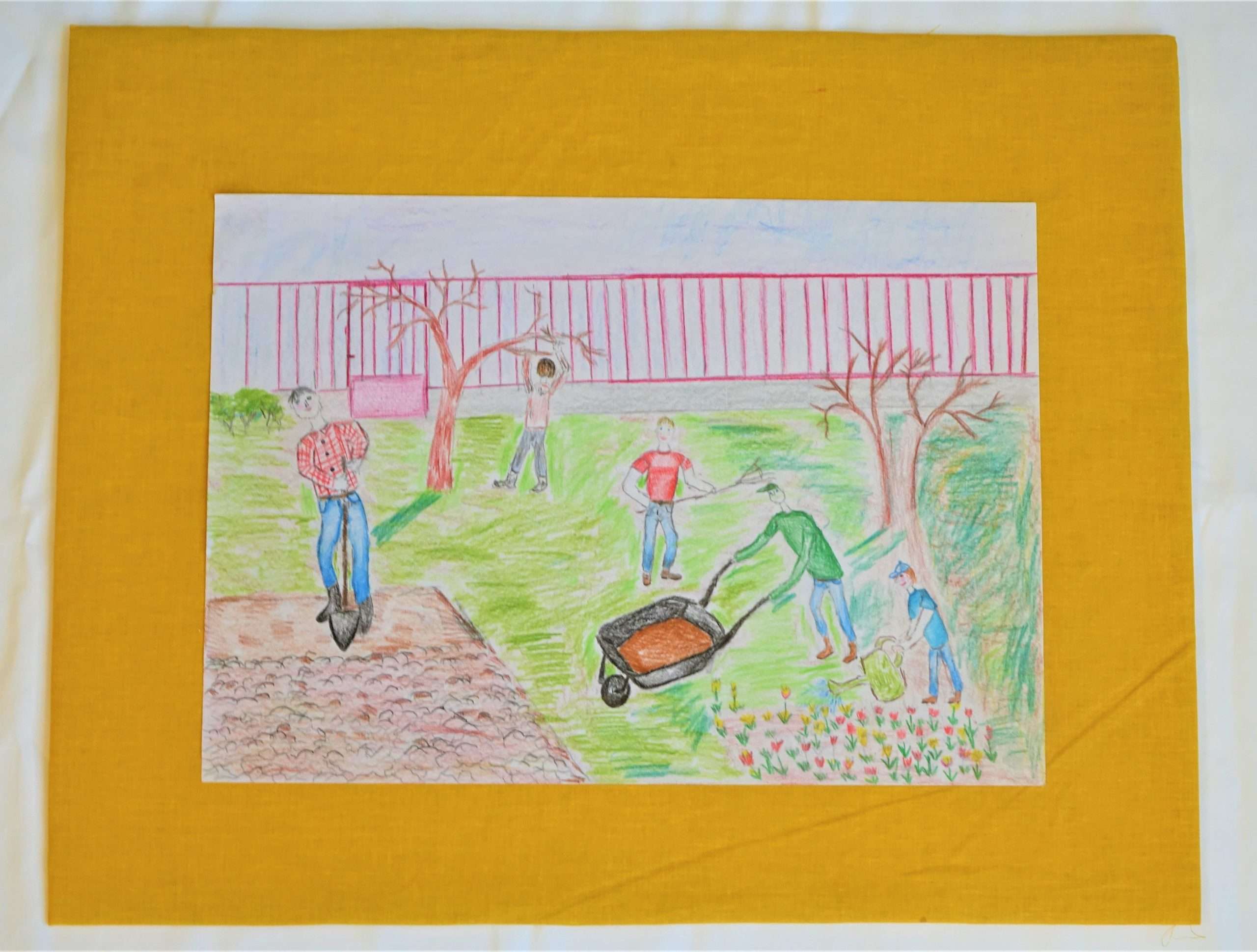 A pályamű egy színes rajz, amelyen 5 fiatalember kertészkedik. Az egyik ás, a másik gallyaz egy fát, a harmadik gereblyéz, a negyedik talicskát tol, az ötödik pedig locsolókannával sárga és piros tulipánokat öntöz.
