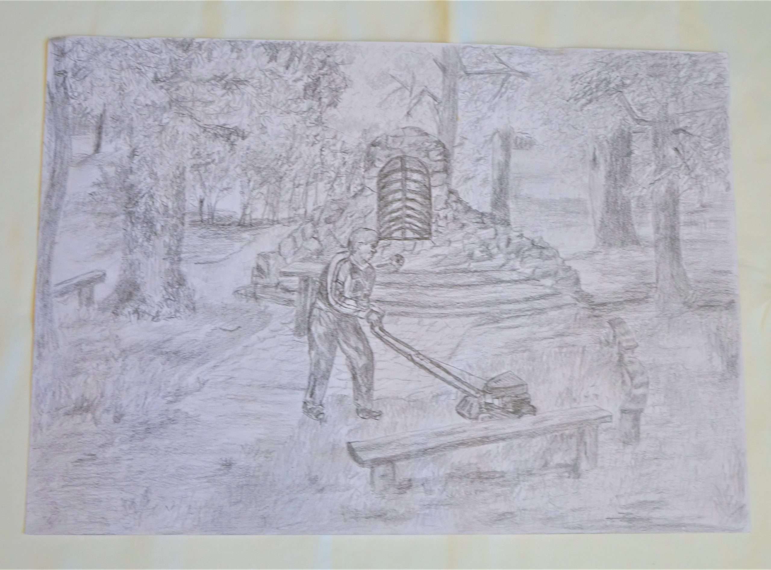 A grafitceruzával készített rajz a ház körüli munkát ábrázolja. A kép közepén egy férfi látható, fűnyírás közben. Körülötte padok és fák, mögötte pedig egy kisebb lépcsős betonfal található.