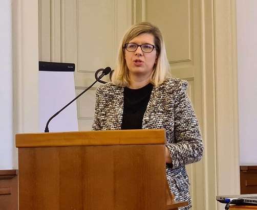 Dr. Andráczi-Tóth Veronika, a Belügyminisztérium Szociális és Gyermekjóléti Főosztályának főosztályvezetője a jogszabályváltozásokról és a pályázati lehetőségekről tájékoztatta az érdeklődőket