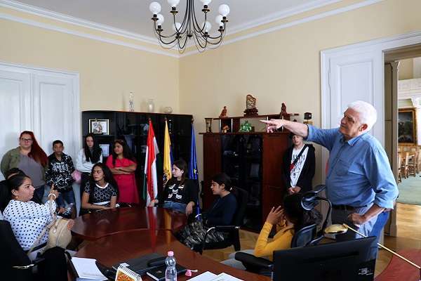 Az ülés előtt Szalay Ferenc polgármester úr személyesen fogadta a Gyermekönkormányzat testületét