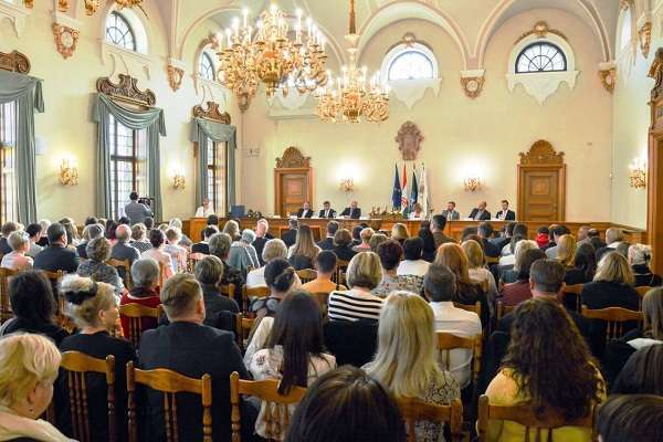 Mintegy 20 éves hagyományt követve a Baranya Vármegyei Kirendeltség, a SZIME – Szociális Igazgatók és Szakemberek Magyarországi Egyesülete –, valamint Pécs Megyei Jogú Város Önkormányzata ez évben is együtt ünnepelte a szociális munka napját