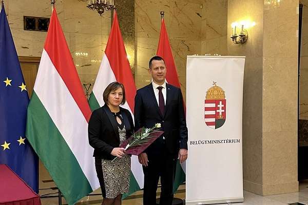 Muszil Katalin átveszi a díját Fülöp Attila gondoskodáspolitikáért felelős államtitkártól